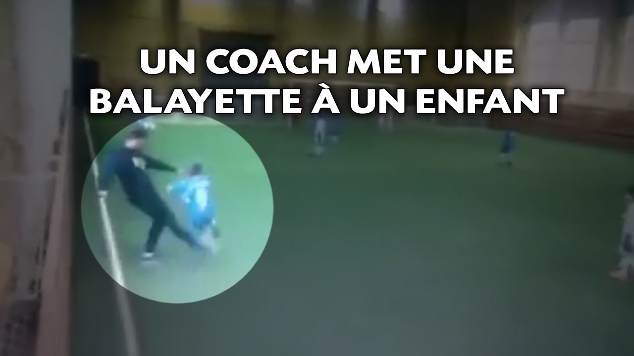 Un coach mécontent met une violente balayette à un enfant