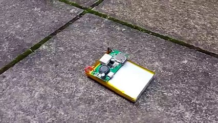 Quand on plante un couteau dans une batterie de téléphone portable