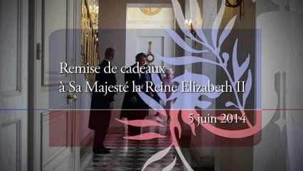 Le Président François Hollande offre des cadeaux à la Reine Elizabeth II
