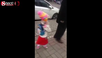 Çantasını taktı ve okula gitti...