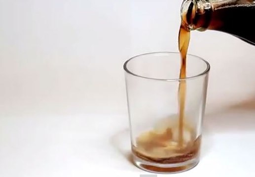 Esto es lo que sucede con tus dientes cuando tomas refrescos