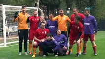 Galatasaraylı eski futbolculardan anlamlı maç