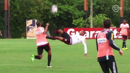 Paulinho mostra habilidade, mas fica no quase em treino do Fla