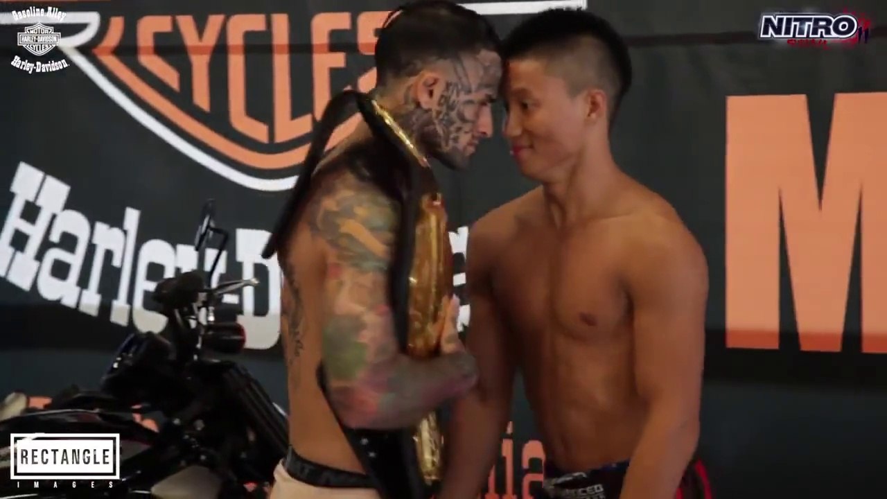 Un combattant MMA fait le malin pendant la pesée