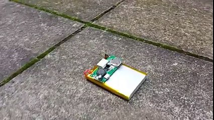 Découvrez pourquoi il ne faut JAMAIS Planter un couteau dans une Batterie de téléphone