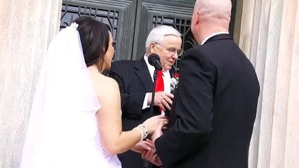 Alors que ces deux Mariés veulent s'embrasser un invité vient s'interposer