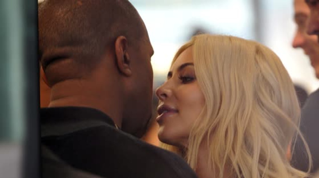 Kanye West scheint das neue Haar seiner Frau Kim Kardashian zu gefallen
