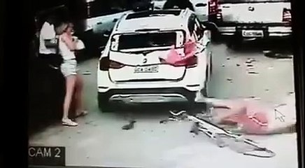 Ciclista sofre acidente impressionante!