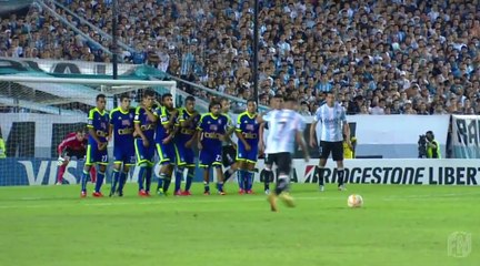 La splendide combinaison sur coup franc du Racing pour le but de Brian Fernandez