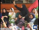 Dunya News - Karachi: MQM women supporters shed tears post-Rangers raid at Nine-Zero