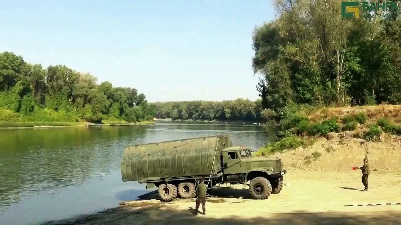 Автомобили КрАЗ на выгрузке и установке понтонного моста