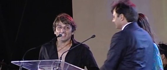 Faisal Rehman winner of Best Actor Award in Indus Drama Awards 2005 presented by Vaneeza Ahmed and Bilal Jaudet