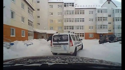 Un homme disparaît sous la neige d'un toit