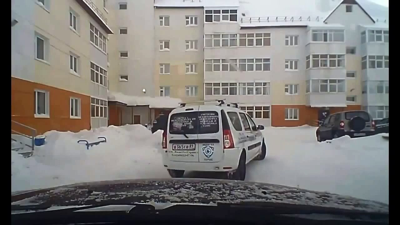 Un homme disparaît sous la neige d'un toit