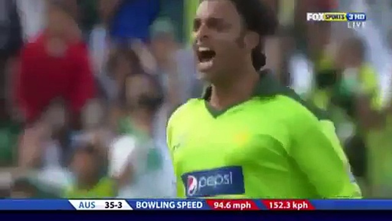 Shoaib Akhtar Shouts at David Hussey!! Sledges Australia