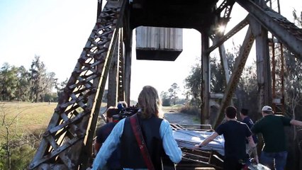 Download Video: Un assistant caméra écrasé et tué par un train pendant le tournage du film Midnight rider