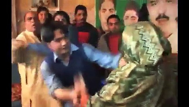 Stage artist Shaukat Rangeela's angry wife beats husband during play in theatre ,