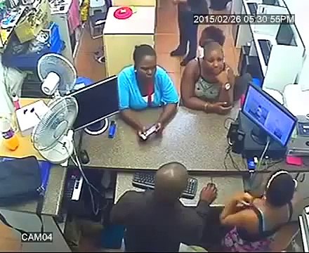 Disgusting Mother Uses Her Kids to Steal Phones While She Distracts the Clerk
