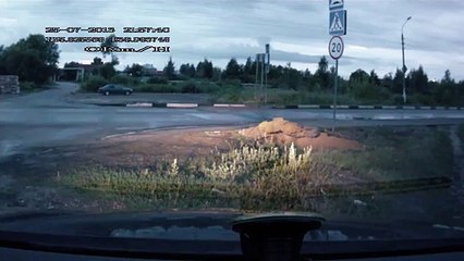 Dingue ! Les russes ne s'arrêtent même pas aux dos d'ane ! Attention les étincelles !