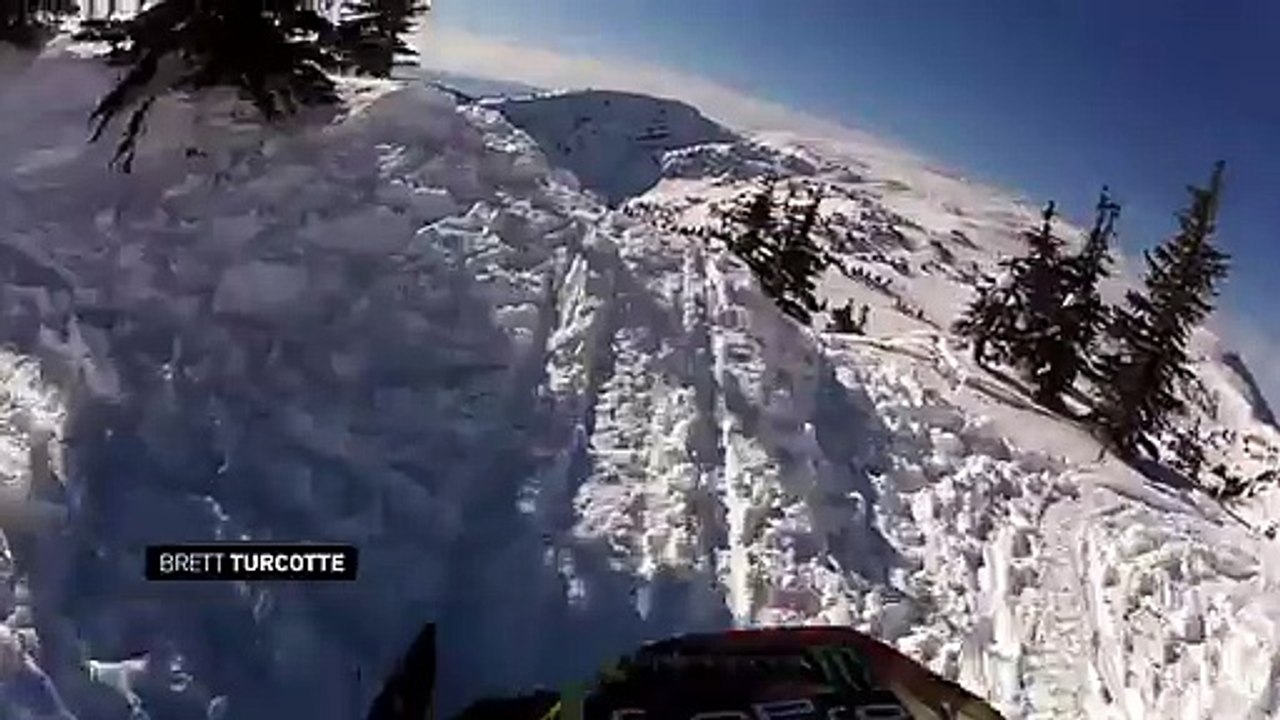 Sport de dingue ! Il saute d'une falaise en moto neige !
