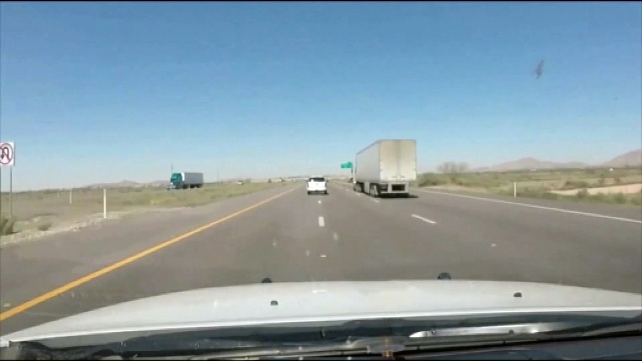 Ils jettent des colis de marijuana par la fenêtre de leur voiture