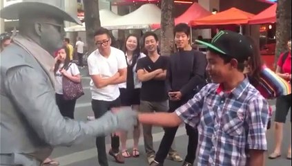 Ne jamais faire chier un street Performer en plein travail