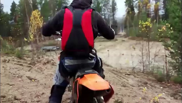 Un jump en moto-cross d'une hauteur de 40 mètre au dessus du fleuve