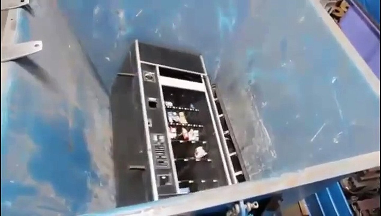 Un distributeur de friandises dans un broyeur industriel