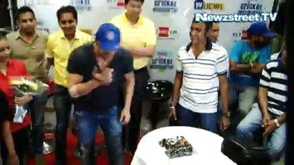 Sohail Khan’s first piece of cake to photo journo!