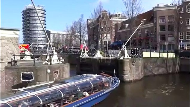 Un pilote glisse avec son bateau mouche ...