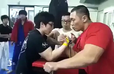 Qui va gagner le grigalet ou la grosse brute ?