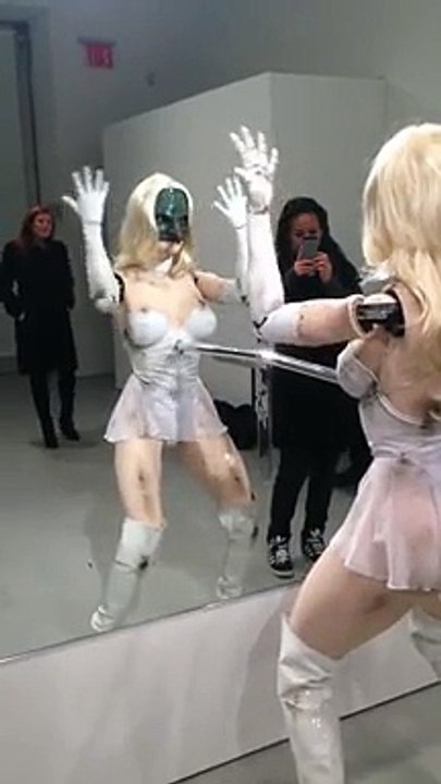 Gogo danseuse 100% robot ! Oui ca existe !