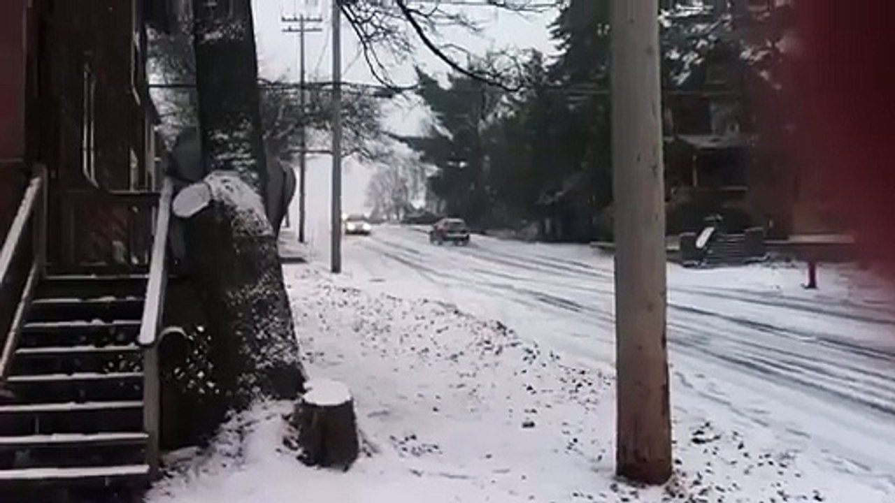 Boss de la conduite sur la neige ! Quelle virage mdr !