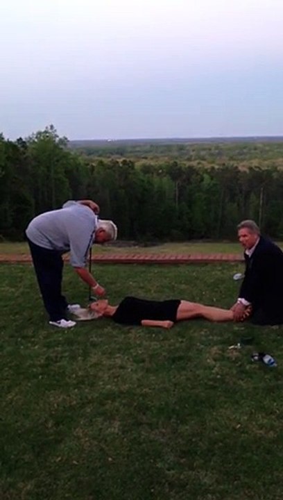 OUCH ! Il tire une balle de golf depuis la bouche d'une femme !