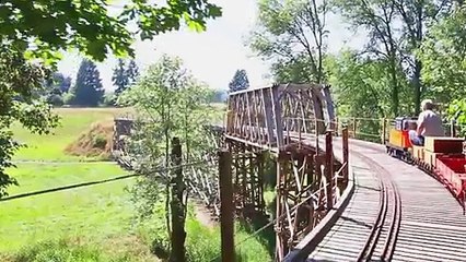 OUCH ! Le mec il a un mini train et des voies ferrées dans son jardin !