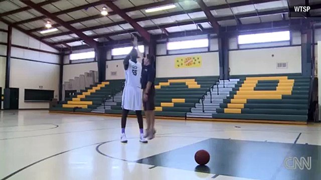 TROP GRAND ! Elhadji Tacko, 16 ans, 2,26 mètres, pointure 55 ... et il fait du basket