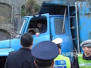 WTF ? Un conducteur de camion sans main