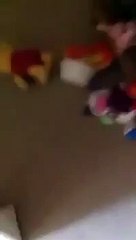 FUN FUN FUN ! Un gamin de 5 ans entrain de danser seul dans sa chambre