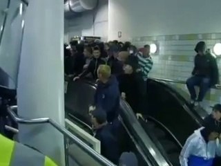 TOUT LE MONDE DEHORS MDR ! Un escalator très très rapide !