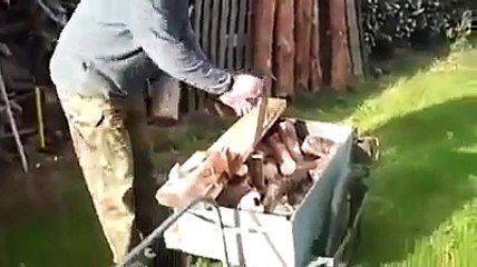 UN GENIE ! Technique hallucinante pour couper du bois très rapidement !