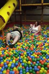 LOOOLLLL ! Femme obèse coincée dans une piscine de boules