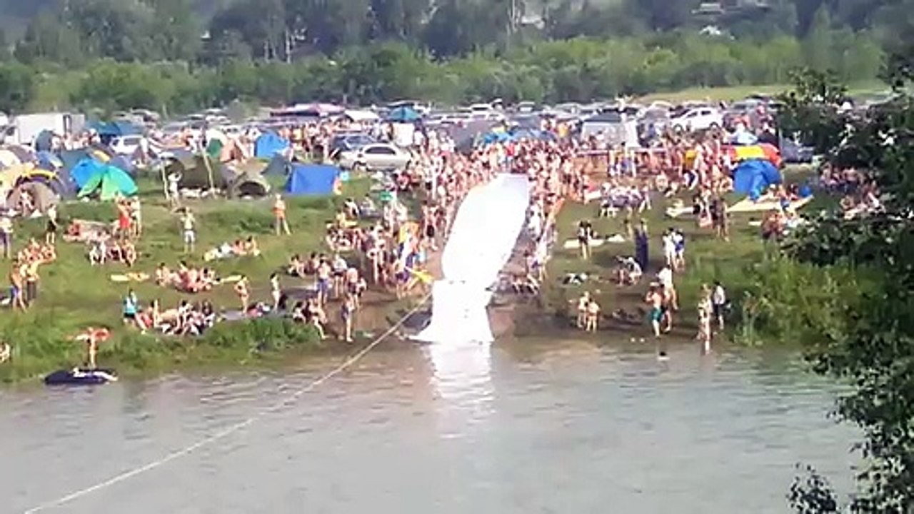 TRUC DE FOU ! Faire un plongon de malade dans un lac tiré par une moto
