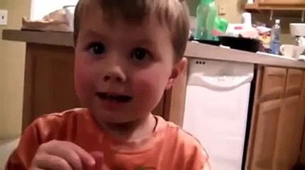 OUPS ! Ce gamin goute un bonbon qui pique pour la 1ère fois