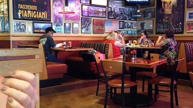 OULALALA ! Ce serveur est très très énergique ... DINGUE NON ?