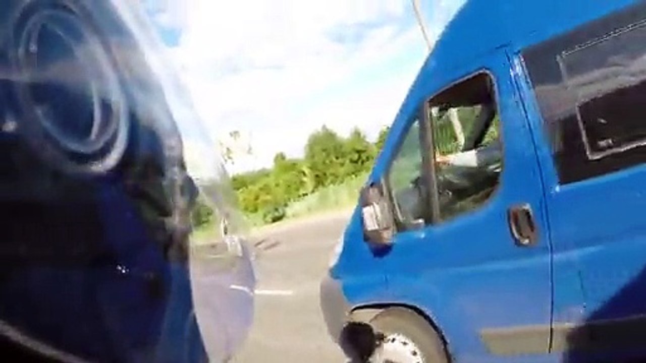 CE HEROS ! Un motard sauve des canards sur l'autoroute !
