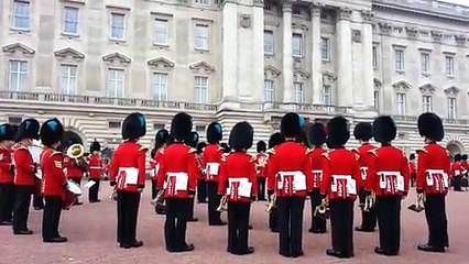 SUPER ! Game of Thrones joué par la garde Royale Anglaise