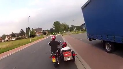 TROP FORT ! Prendre un rond point en side car comme un boss !