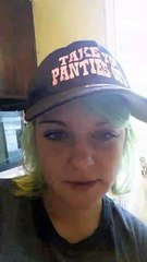 Elle met une araignée dans sa bouche