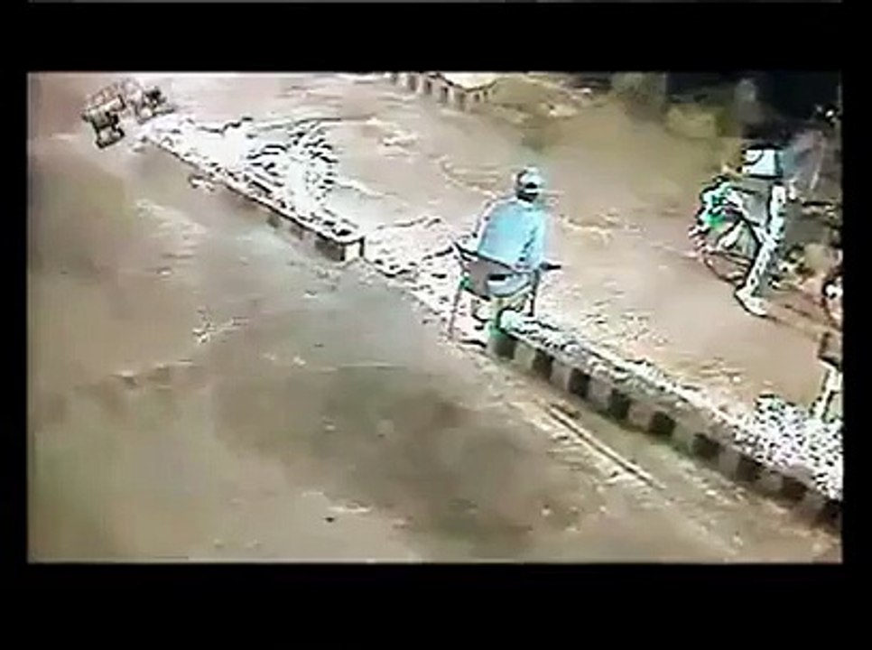 Is this Guy same who killed two security guards in Karachi - Watch CCTV Footage