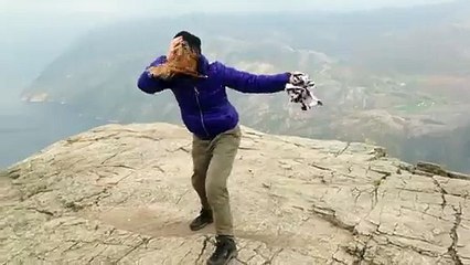 Cette fille risque sa vie ... elle aurait pu mourir !